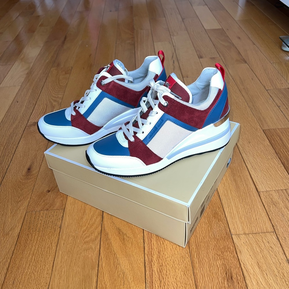 Michael Kors Georgie Trainer Canvas (size 8M)